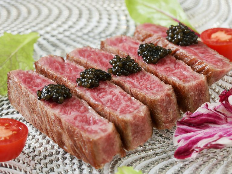 繊細な火入れで旨みを閉じ込めた『牛のたたきのキャビアのせ』