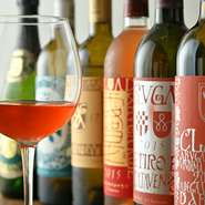 個性的なエチケットの勝沼醸造のワインは国内でのブドウ栽培から力を入れ、ヴィーガン料理に寄り添ってくれます。また、有機栽培のブドウを使用した「ビオワイン」も揃えています。