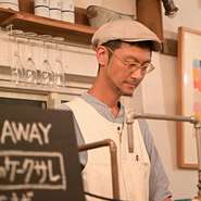 いつでも低姿勢でゲストとの会話でも聞き役にまわることが多い、店主。。ゲストとのお喋りの中で、「ヴィーガン」「マクロビ」「ベジタリアン」に対する、ゲストの考えやさまざまな情報を得ています。
