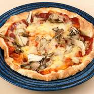 いろいろな『ピザ』の味を研究する中で“和風ピザ”の種類も増え、『湯葉ピザ』『鴨ピザ』のほか、キャラメルソースで仕上げる『デザートピザ』も試作段階から人気を呼んでいます。