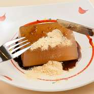 10cmほどある大きなわらび餅は、ナイフとフォークを使って切り分けます。一人で食べるには大きいため、3～4人でシェアをして丁度いいボリューム。ランチやカフェタイムにみんなで食べるのもおすすめです。

