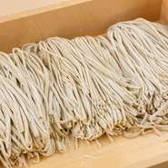手打ち麺のそばの味わいを一定に保つには、生地の厚みを揃えて延ばし、切る幅を同じにすること。「きたわせ」のそば粉による“二八そば”は、濃厚なかえしとマッチするようベストな太さに切り揃えられています。 