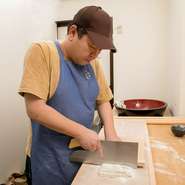 ピザもそばも、粉を練って延ばすことから始まる料理。それを“面”のままいただくか、“麺”にして食すかの違いだけ。その意味では、美味しさの根源は生地を丹念に延ばす技にこそありそうですね。