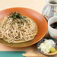 そば粉には北海道産の「きたわせ」を使用。粉を練って延ばして切る本格手打ちそばならではの香り、のど越しが楽しめます。【七代目太郎兵衛】の「丸鰹節」を使用した濃い目のかえしによるツユとの相性も抜群。