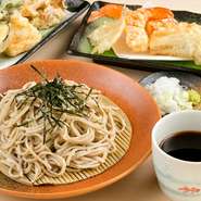 そばに乗せる天ぷらには海老、穴子、キスによる『海』と、茄子や舞茸、湯葉などによる『大地』、それらを合わせた『ミックス』を用意。揚げたてアツアツがすぐ提供されるので、サクッ、プチッとした食感も美味。