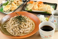 そばに乗せる天ぷらには海老、穴子、キスによる『海』と、茄子や舞茸、湯葉などによる『大地』、それらを合わせた『ミックス』を用意。揚げたてアツアツがすぐ提供されるので、サクッ、プチッとした食感も美味。