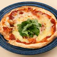 しっとりもちもちの生地の上には、そば屋では当たり前の食材である湯葉、三つ葉、鴨肉などを乗せています。ピザ生地にはそば粉をブレンド。さらにトマトソースにも出汁を取り入れたオリジナル和風ピザを召し上がれ。