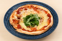 おそば屋さんならではの出汁が効いた和風ピザ『マルゲリータ』