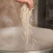 大きな釜を使用しているので、麺が自由に泳ぎます。そばは茹でる釜が大きいほど旨いんですよ！