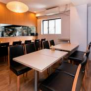 “そばカフェ”ならではの和風に寄り過ぎないデザインの内装。カウンター席から眺める手打ちの技も楽しみ！