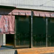 駅や商店街からすぐ近く。通りから1本奥に入った住宅街という立地なので、落ち着いた隠れ家の雰囲気。