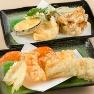 「そばの旨い店は天ぷらも旨い」との定説も。【お】では先に蕎麦を出し、揚げたてアツアツの各種天ぷらを調理人自ら客席に置いていきます。熱い『天ぷら』と冷たい『せいろ』の妙を楽しめます。