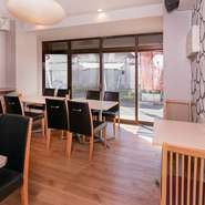 そば屋というと少し敷居が高く感じてしまう人もいるかと思います。特に女性一人での来店となると尚更。なので、そば屋とカフェを合わせたそばカフェを案出。デザート類も用意しているのでカフェ感覚で気軽にどうぞ。