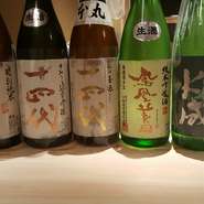 季節ごとの限定品として仕込まれる地酒や、地方の小さな酒蔵のみで製造されている日本酒なども揃えています。気になるお酒については、その場で尋ねてみることをオススメ。