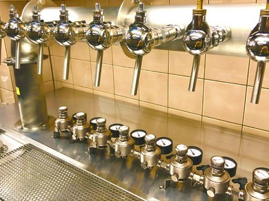 国内外のクラフトビール各種を注ぐ、8タップ