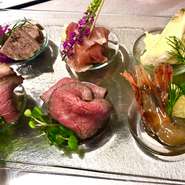 お酒好きが集う、リラックスできるカウンター
