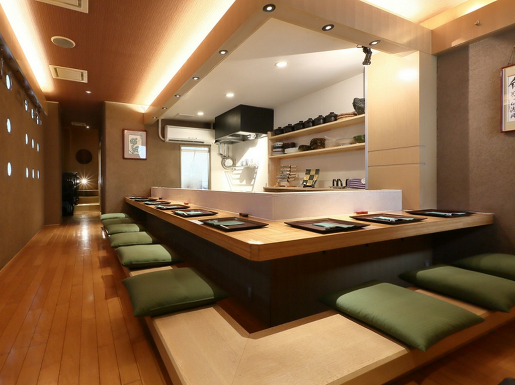 珠玉の一皿が出迎え、四季折々の贅沢をじっくりと堪能