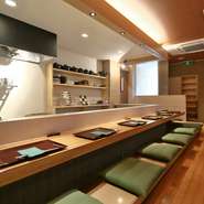 京都の魅力に精通している店主。日々つくり上げる一皿には、旬の美味しさと美しさが凝縮されています。上質な料理を身構えずに味わえるカウンターならば、ゲストの心もお腹も満たされること間違いなし。