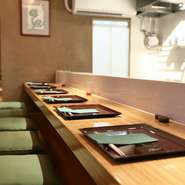 店主の技を間近に感じながらも、肩肘を張らず大切な人との時間をリラックスできる場所。『日替わりのおまかせコース』を初め、メニューは季節ごとに変わるため、いつ訪れても新たな味に出合えます。
