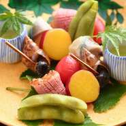 彩り豊かな京野菜や京都で栽培される野菜など、旬の味覚もふんだんに取り入れられています。さらに、和食に合う鴨や牛などは、その都度目利きしたものを選りすぐり。