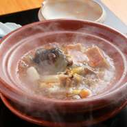 日本酒とすっぽんだけで炊いていくため、純粋なすっぽんの美味しさのみを味わえる極上の逸品。熱々のスープが、五臓六腑に旨みがゆっくりと染み渡っていきます。