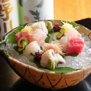 天然物だけを吟味し、鋭い目利きで店主自ら市場で買い付ける海の幸。わさび醤油に加え、自家製のポン酢や入り酒、味噌など魚に合う調味料にもこだわりが凝縮されています。