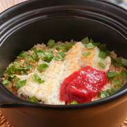 都度コースの進み具合に合わせ炊き上げられるので、常にでき立てをいただけます。夏の鱧や秋の秋刀魚に加え、冬場に登場する九条葱と湯葉の餡掛けご飯にも期待大。