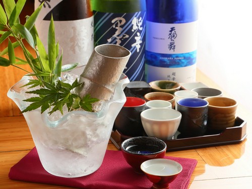 酒器にもこだわり選りすぐる、季節の日本酒
