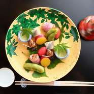 八寸から始まり、お椀・造り・一品と続き名物の土鍋ご飯まで網羅できます。コースだからこそ楽しめる食材やメニューも魅力的。『日替わりおまかせコース(5000円）』では、よりプレミアムな料理を堪能できます。