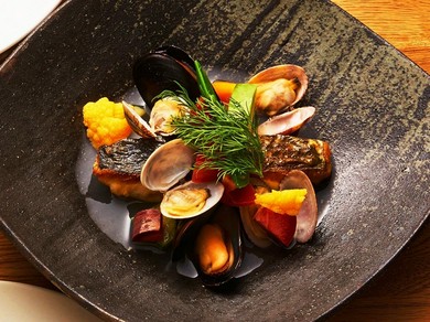 鮮魚と春野菜のアクアパッツァ