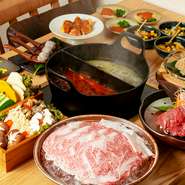 気心知れた者同士で、和気あいあいと楽しめる食事会はいかが？　『二色鍋』は、辛いものが苦手な人も好きな人も満足できます。皆で一緒に一つの鍋を囲めば、さらに絆も深まりそうです。