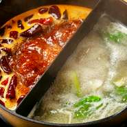 創業当時から脈々と受け継いできた上湯（シャンタン）と、厳選した素材の凝縮麻辣に中国茶を入れてさっぱり仕上げた麻辣スープ。火鍋と薬膳スープを入れた「二色鍋」を、お楽しみいただけます。