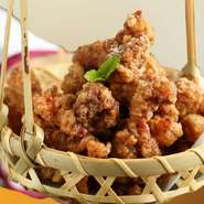 さっぱりとした鍋メニューを味わいながら、ガッツリとジューシーに食べられる逸品もご用意。スパイスを効かせてるため食べやすく、豚肉の柔らかさと甘い脂を楽しみながらいただきます。