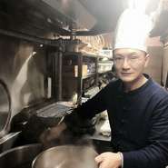 何事においても、相手の目線から物事を見て考えるようにしている李氏。ゲストをお待たせすることなく、迅速で丁寧な接客を行い、快適な時間を過ごしていただくことを心がけています。
