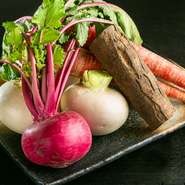 京の伝統野菜をメインに、玉ねぎやカボチャなどの野菜が豊富です。卓上のロースターで自分で焼いてもよし、キッチンで焼いてもらってもよし。店にまかせると、ハーブオイルをかけ、じっくりグリルで焼いてくれます。