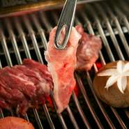 全席に無煙ロースターが完備されており、においや煙を気にせず焼肉を楽しめるのがうれしいポイント。選りすぐりのおいしい牛肉やクジラ肉を、自分好みの焼き加減で堪能できます。