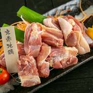 京赤地鶏とは、ブロイラーと違い、平地の開放鶏舎で飼育される鶏で、ストレスを感じる機会を出来る限り取り除いています。平均的に日常の運動量が多く、厳格な専用配合飼料にて飼育されていま。