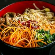 各種ナムルにサムジャン添えて、温泉卵で仕上げての御提供となります。