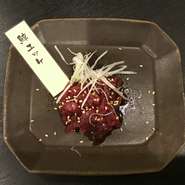 ミンク鯨の赤身を特製ダレで和えての御提供となります。