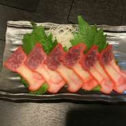 首から腹に掛けて脂を塩水に浸けて釜揚げした物になります。陸上動物の脂とは異なり、不飽和脂肪酸や魚類特有の栄養素である筈のEPAにDHA等を含有する驚異の健康食品です。