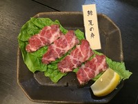 尻尾の付け根に当たる部分の背中側にある肉です。個体当たりで取れる量が極端に少ない希少部位です。