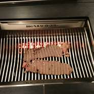 アバラ肉の背中に近い当たりの部位で、3mm厚のロース肉を御用意致しております。