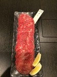 一般的にタン塩で親しまれる部位ですが、食べ方は自由ですから、タレでもお楽しみ頂けます。小口切の青ネギとレモンを添えての御提供となります。