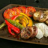 鹿児島黒牛や珍しいクジラ肉は、地元の精肉店から直接仕入れ。塊肉のまま仕入れ、店で丁寧に下処理されます。京の伝統野菜は、新鮮なものばかり。素材本来のよさを堪能できます。