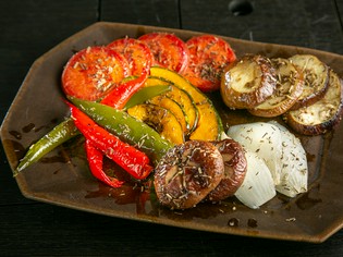 厳選して仕入れる鹿児島黒牛・クジラ肉・京の伝統野菜