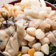 食材は毎日仕入れるようにしている【月島もんじゃ　がってん】。品質にこだわっており、豊洲の信頼している業者から「牡蠣」「あさり」「鮪」など、新鮮な魚介を取り寄せています。