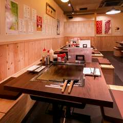 ひとつの鉄板を囲んで共同作業すれば、心の距離も縮まるハズ