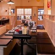 木の温もりを感じさせてくれる店内。駅から近くアクセスもいいので、親睦を深めたい時の“カジュアルな接待”や仕事の打ち上げにもオススメです。シーンを選ばず利用できます。
