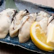 広島産の牡蠣を食す贅沢な一品です。セルフで焼き上げるので、好みの焼き加減にできるのもうれしいポイント。軽く焦げ目がつくまで加熱すれば、表面はカリカリ、中はプリップリの食感のコントラストが生まれます。