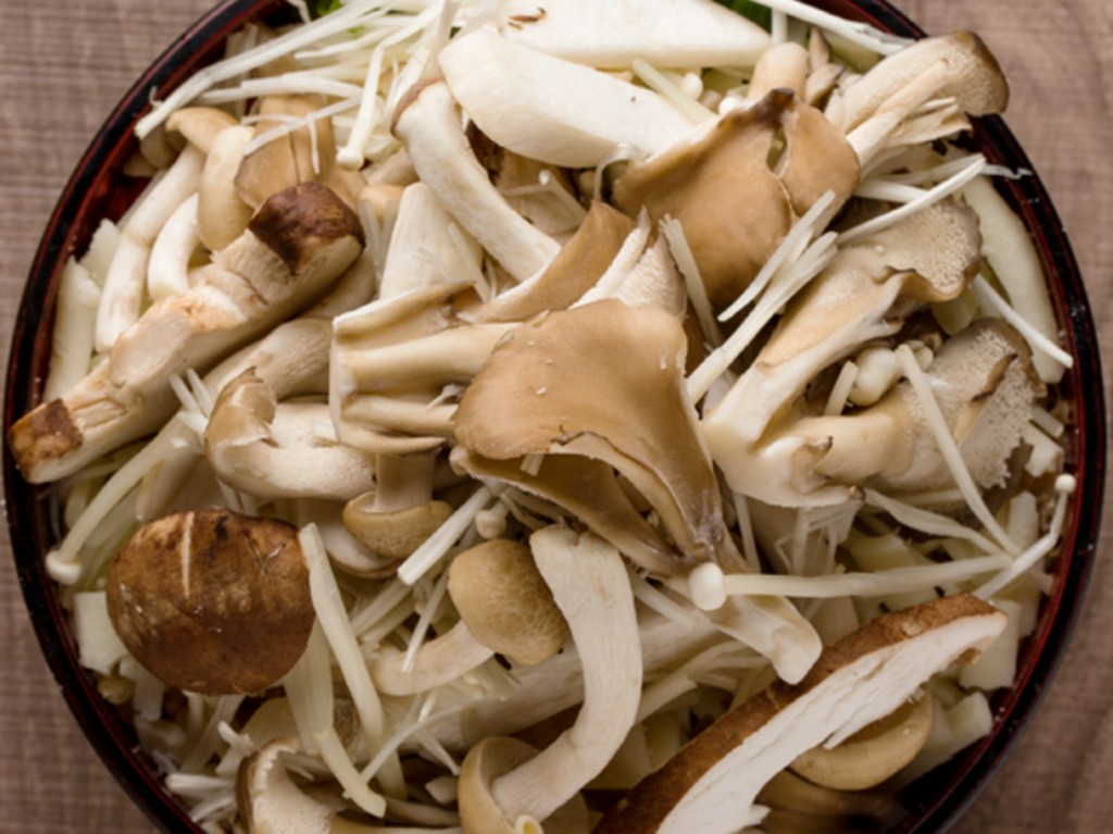 香り高いキノコをシンプルに味つけた『5種きのこバター』